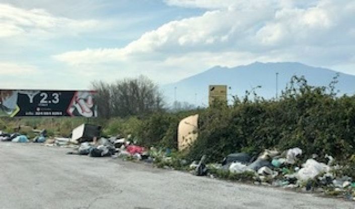 Napoli, le strade che portano a Pomigliano D'Arco, Acerra, Nola come discariche a cielo aperto