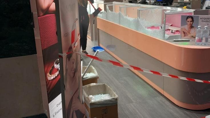 Svaligiata nella notte una gioielleria dell’Ipercoop di Bolzaneto, ladri in fuga