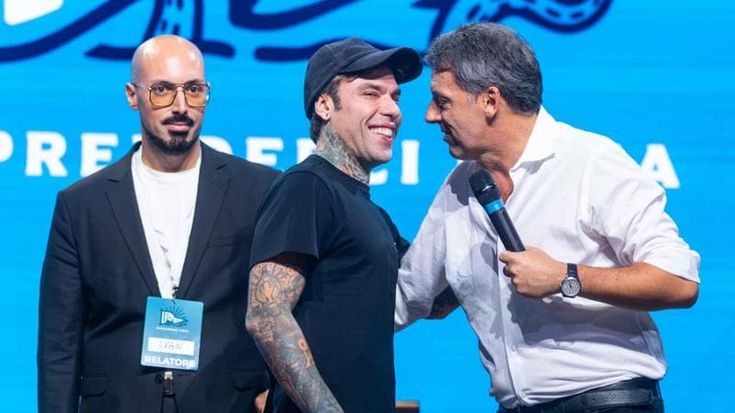Fedez attacca Segre, imbarazzo sul palco della Leopolda. E il “Kraken” è stanco