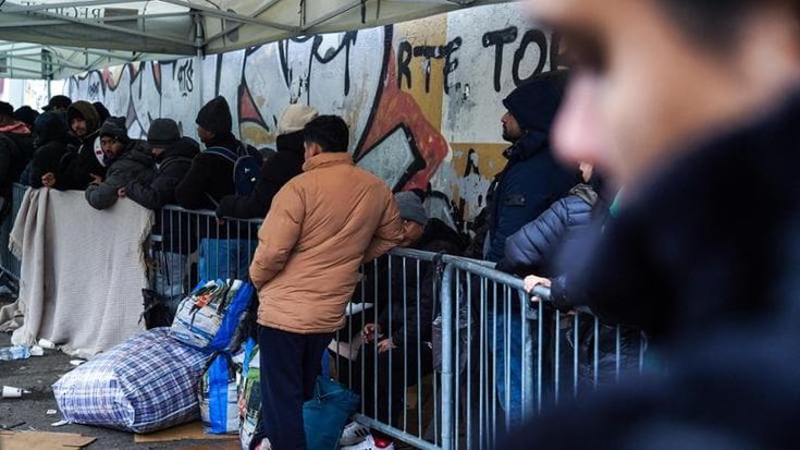In corso Verona ancora code all’Ufficio Immigrazione: un piano per nuovi sportelli