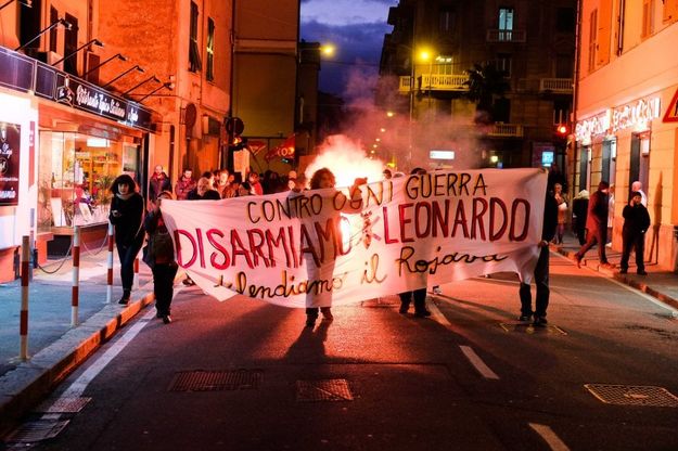 Genova, corteo antimilitarista : lanciati barattoli di vernice contro la sede di Leonardo
