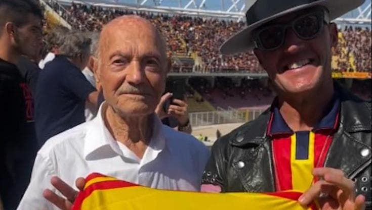 Lecce, festeggia 103 anni andando allo stadio. L'omaggio di tifosi e società al signor Mario