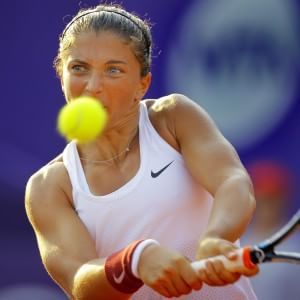 Tennis, la Errani si salva in Austria. Istanbul, derby alla Schiavone