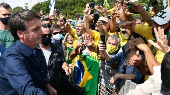Hot dog e Coca Cola: l'ultima bravata di Bolsonaro nel Brasile piegato dal virus