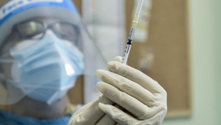 Vaccini anti-Covid, la Chiesa dà il via libera all'uso di feti abortiti per la sperimentazione