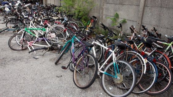 Milano, ladri di biciclette in azione: un passante li fa arrestare