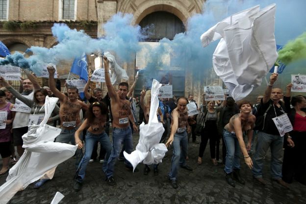 AltaRoma, protesta degli animalisti<br />per le pellicce di Jean Paul Gaultier