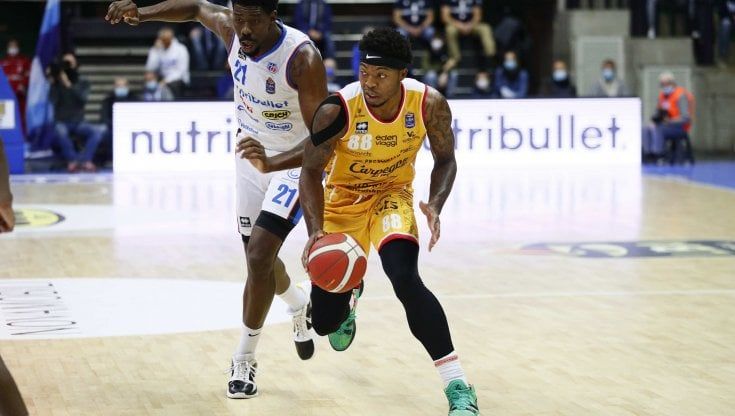 Basket, serie A: terza vittoria in fila per Pesaro, sbancata Treviso