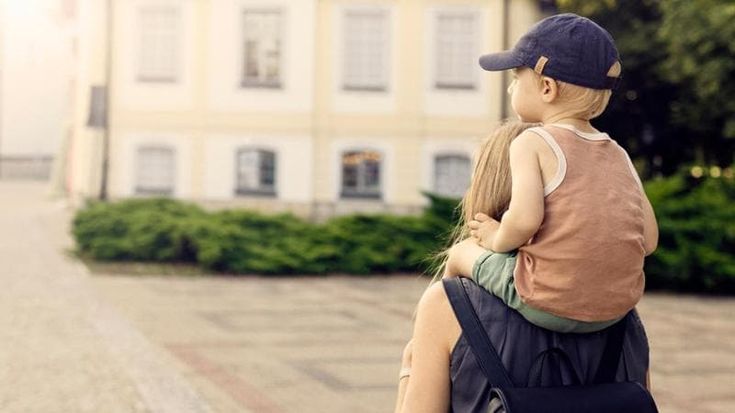 Mamme equilibriste: 1 su 4 lascia il lavoro dopo il primo figlio. Arriva il modello family friendly