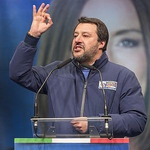 Salvini rompe il silenzio elettorale e attacca la consigliera di Bologna sulla cittadinanza onoraria a Mihajlovic. Calenda: "Multiamo il leader della Lega"