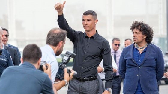 Le visite, l'abbraccio dei tifosi e l'incontro con Allegri: Ronaldo fa impazzire Torino