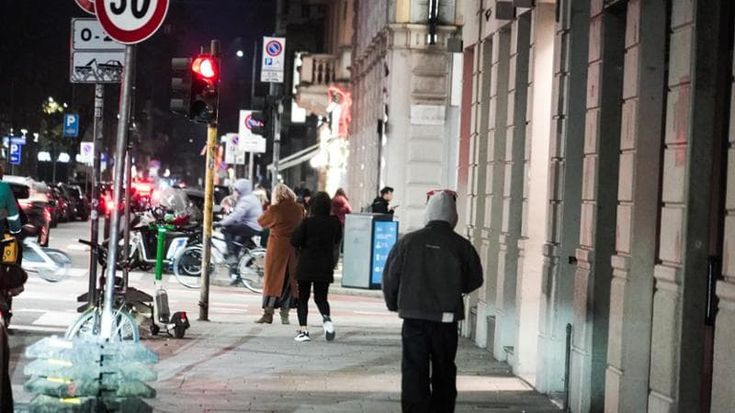 Ragazzo rapinato a Milano, convalidati arresti. Sul maggiorenne: “Capacità criminali elevatissime”