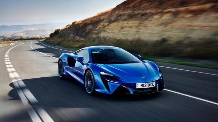 McLaren Artura, la supercar ibrida plug-in da 680 Cv che viene dall’Inghilterra e sfida Ferrari e Lamborghini