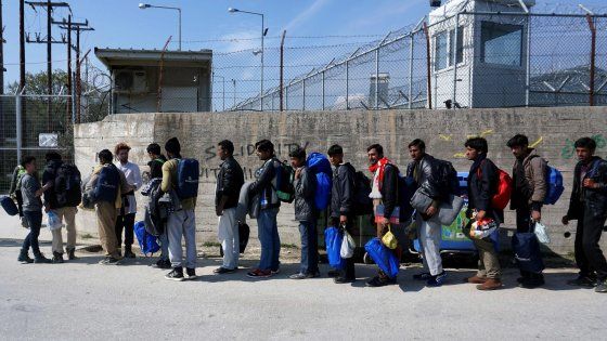 Migranti, Msf e Unhcr non lavoreranno più nel campo di Lesbo: é come Guantanamo