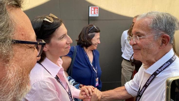 RepIdee, l'abbraccio tra Schlein e Prodi : "Ci siamo incontrati, abbiamo parlato di Vannacci, avevamo tempo da perdere"