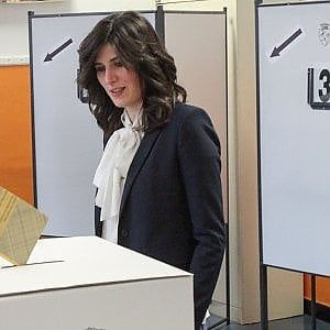 La sindaca ai seggi con un nuovo look: un boccoloso twisting sostituisce i capelli lisci