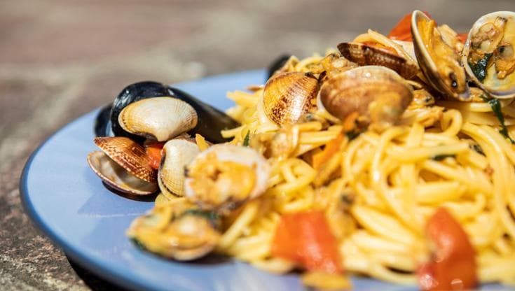 L’asta del pesce? Al ristorante. Viaggio tra i locali che portano il mare a Milano