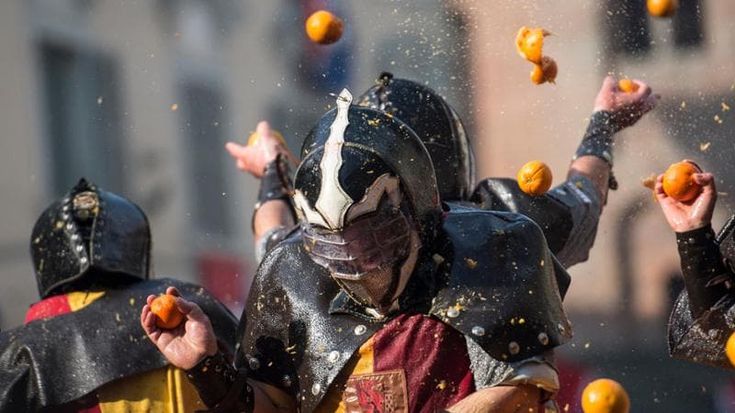Meno sette giorni alla Battaglia delle arance ma a Ivrea è già Carnevale