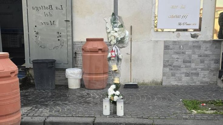 Torre Annunziata, rimosso altarino della camorra vicino al tribunale, biglietti e fiori per il ras