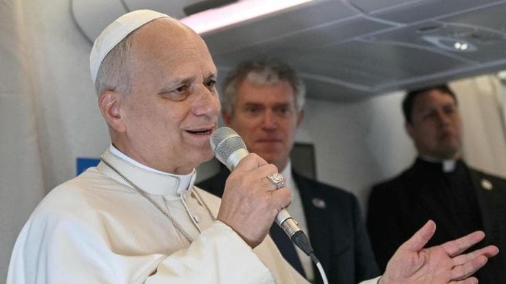 Leone XIV: “Proteggere gli innocenti, non accetto la guerra”. Migranti trattati “peggio di animali”