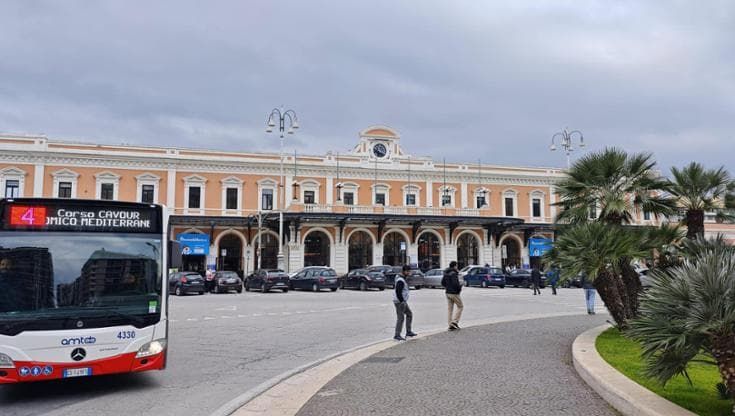 Bari, autobus investe e uccide un pedone di 66 anni davanti alla stazione