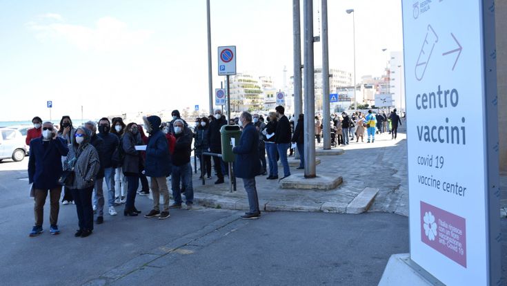 Vaccini, aprile è il mese del giudizio