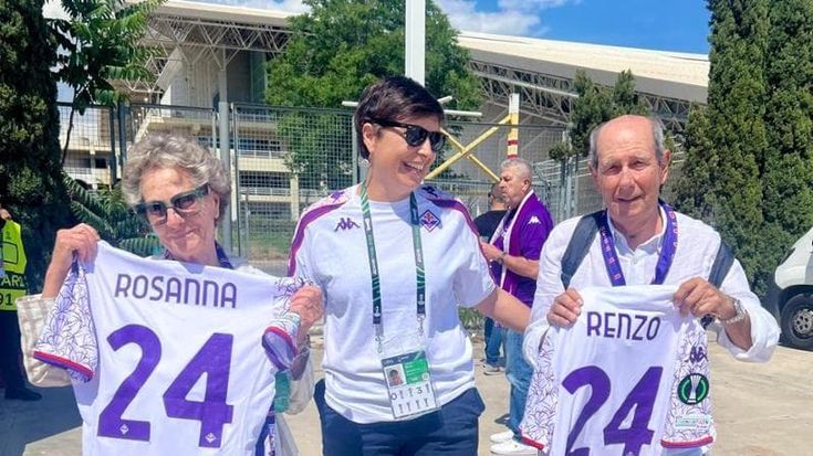 Lui 87 anni e lei 83, arrivati da Follonica ad Atene in nave, la Fiorentina premia i due tifosi speciali Renzo e Rosanna