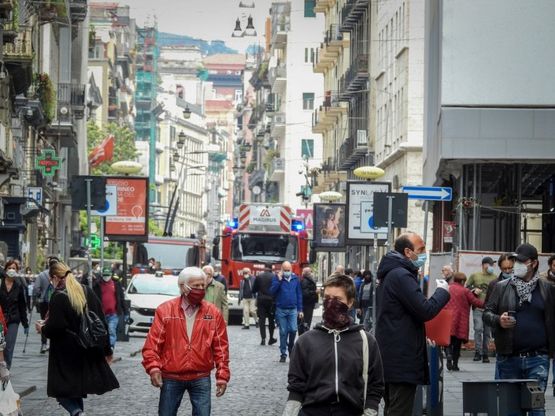 Via Toledo, tanta gente in strada