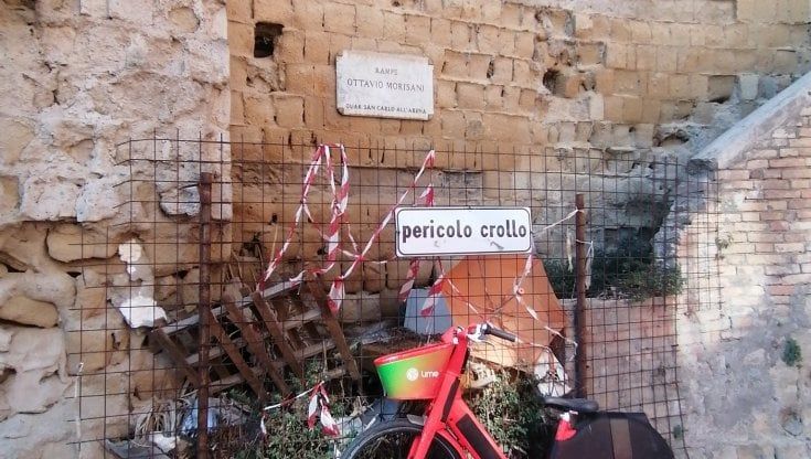 Napoli, bellezza e degrado a salita Moiariello: "Che panorama, ma quanti rifiuti"