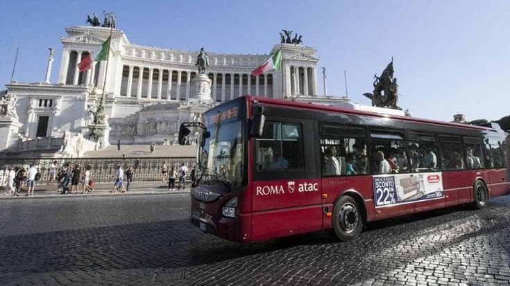 Atac, addio ai vecchi biglietti di carta per bus, metro e tram: “Dal 2027 solo chip e bancomat”