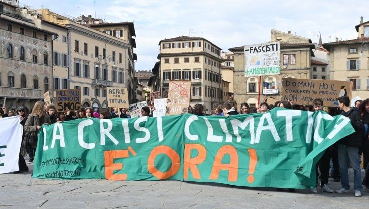 "La nostra rabbia è energia rinnovabile", a Firenze il corteo Fridays for future