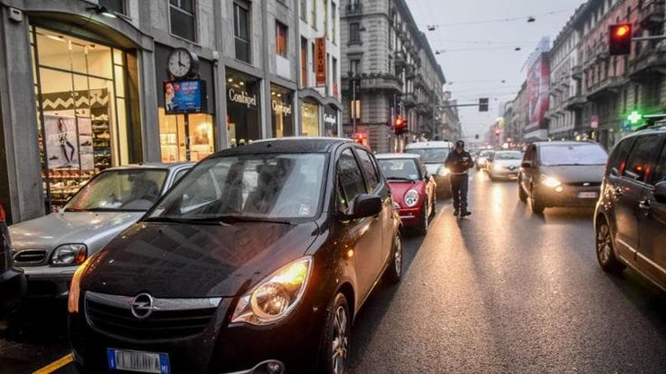 Sulle strisce o sui marciapiedi, la sosta selvaggia colpisce ovunque: il test in due quartieri di Milano conta 4 mila auto fuori posto