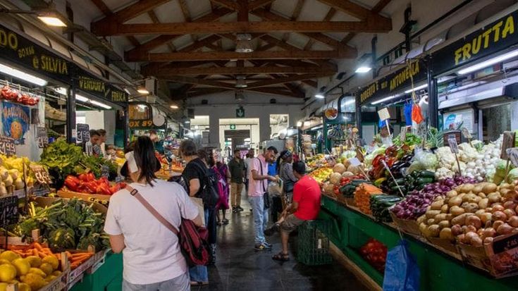 Da Testaccio all’Esquilino, nei mercati i rincari per la guerra: “Non si arriva più a fine mese”
