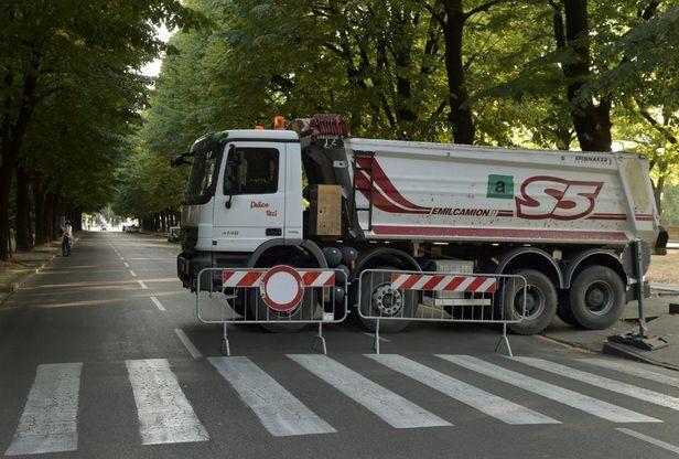 Parma, camion carichi di sabbia per proteggere i tifosi dagli attentati