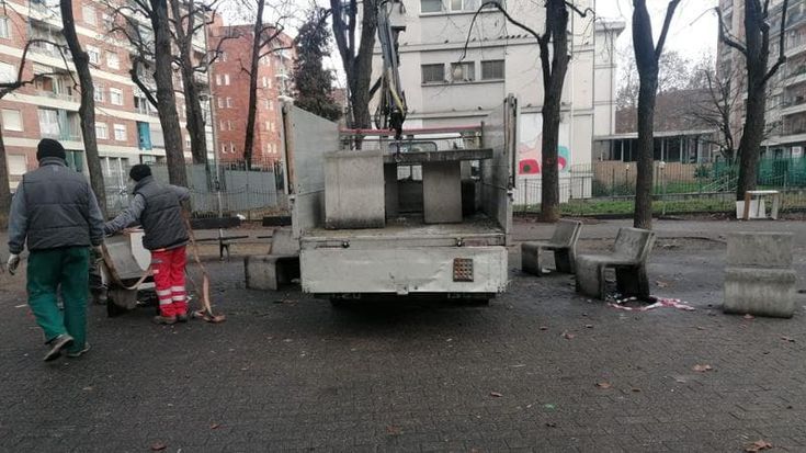 Vandali ai Giardini Alimonda: imbrattate di vernice le panchine, il Comune le fa rimuovere