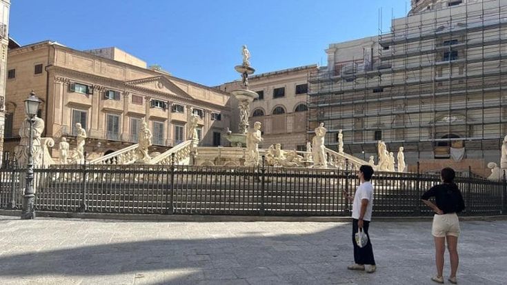 Via le transenne da piazza Pretoria, la fontana torna a mostrarsi ai turisti