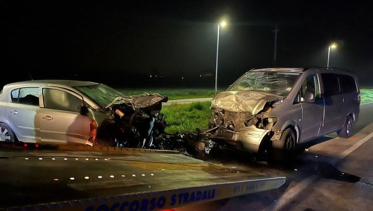 Schianto tra due auto a Minerbio: grave una 16enne