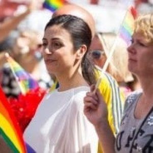 Famiglie arcobaleno: è genitore anche chi non partecipa alla fecondazione? Ecco cosa dicono le sentenze