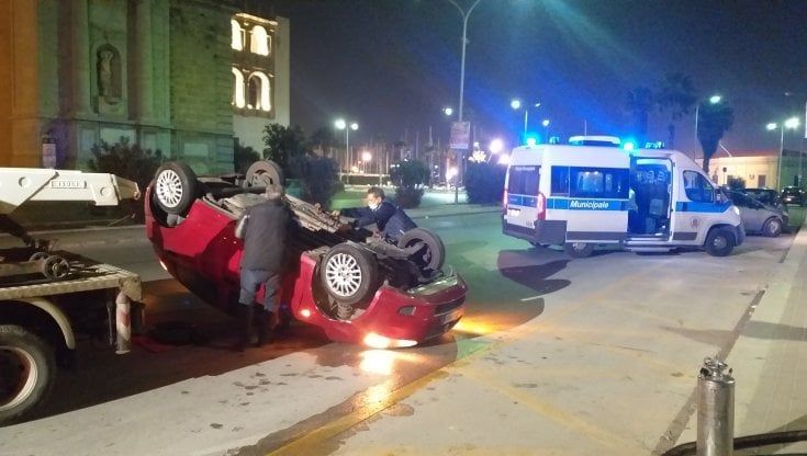 Incidenti stradali, spettacolare "capitombolo" al Foro Italico