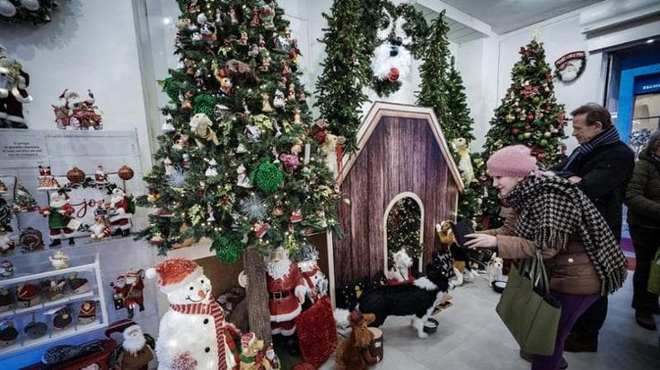 Appello per salvare i piccoli negozi: “Comprate lì i regali di Natale”
