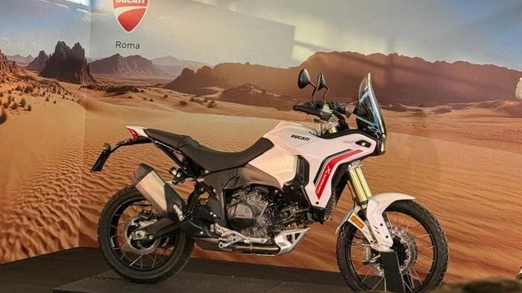 Ducati inaugura la nuova sede di Roma e presenta la seconda generazione della adventure DesertX