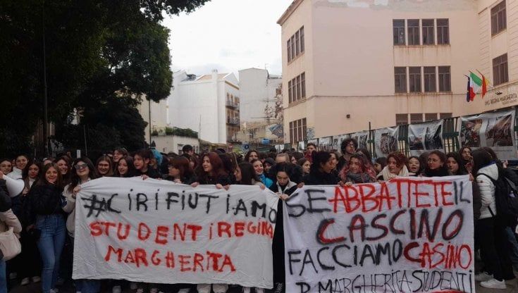 La scuola deve essere demolita, studenti in piazza: "Dove ci manderanno?"