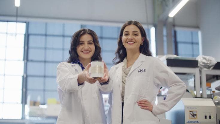 Fast fashion, la nuova scommessa green dei grandi marchi: abiti biodegradabili dalla CO2