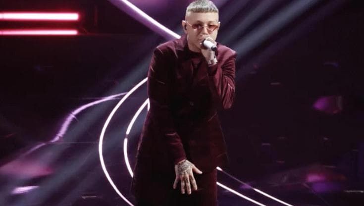 Sanremo 2023, Lazza scende in platea e porta i fiori alla mamma: il gesto commuove i social