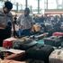 Alluvione a Bangkok, caos all'aeroporto: passeggeri frustrati alla ricerca dei 5600 bagagli bloccati