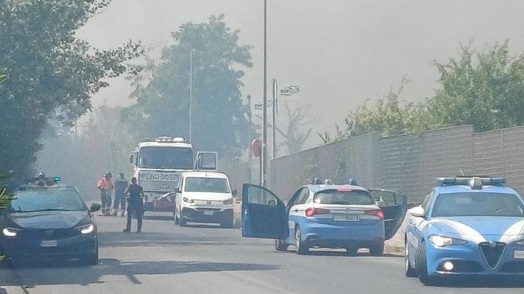 Incendio in via Teano, le fiamme alimentate dai rifiuti abbandonati