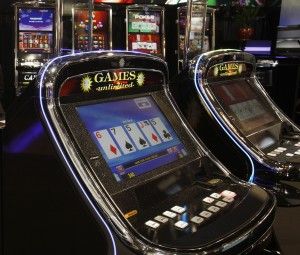 Lascia figlio di 18 mesi a casa<br />per giocare alle slot machine