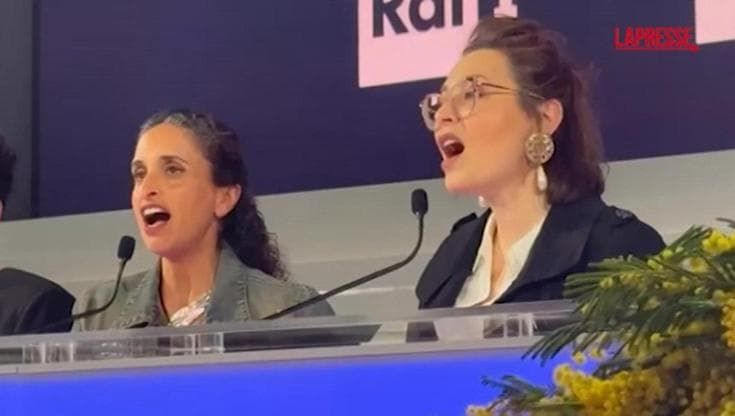 Sanremo 2025, Noa e Mira Awad cantano a cappella in sala stampa
