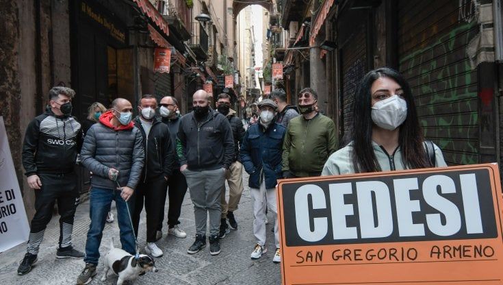 Napoli, l'agonia della strada dei presepi: "San Gregorio Armeno sta per chiudere" 