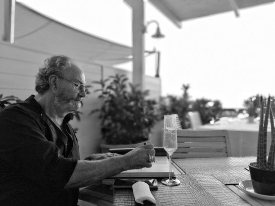 Rocco Barocco nella boutique di Ischia: "Amo la gente semplice"